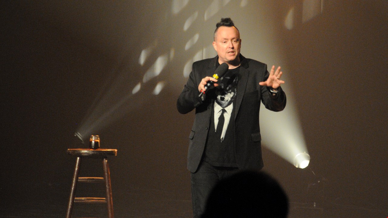 Le sarcasme mordant de Mike Ward séduit les spectateurs