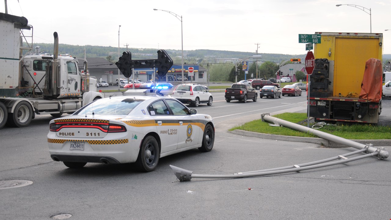 Un camion fait tomber un lampadaire sur le boulevard Lacroix à Saint-Georges