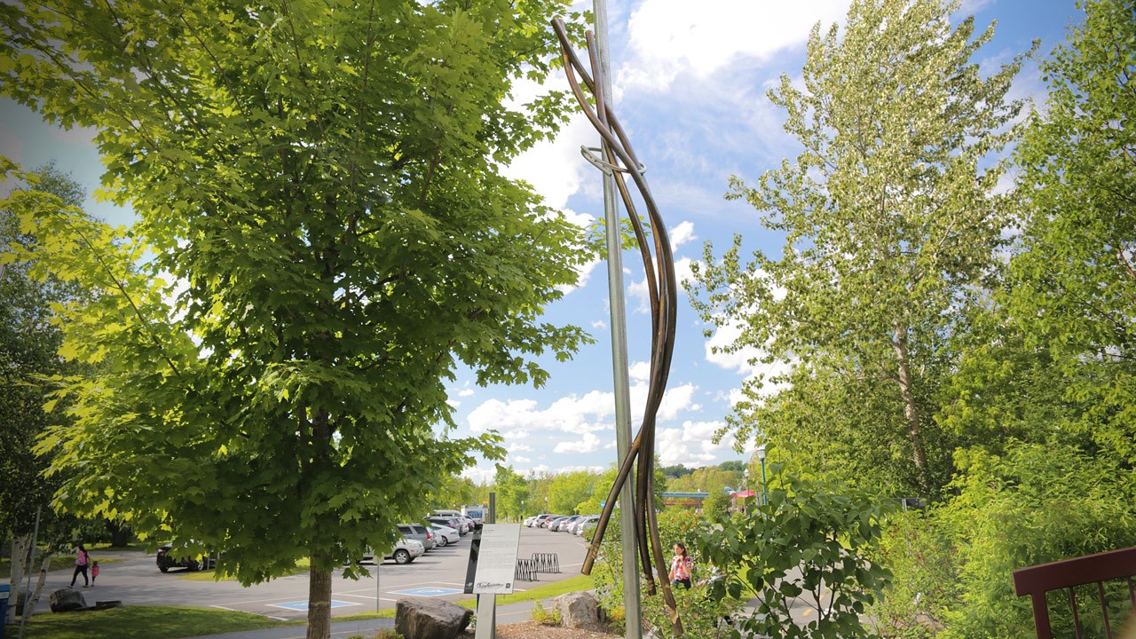 L’œuvre sculpturale de Guy Nadeau tend la main aux passants à Saint-Georges