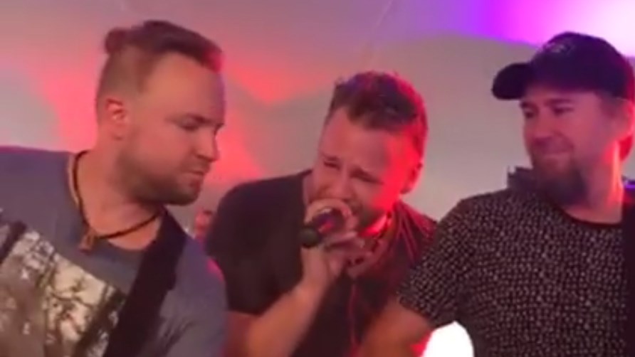 Le Twin Brothers Band met le party au Festival de démolition de Saint-Victor