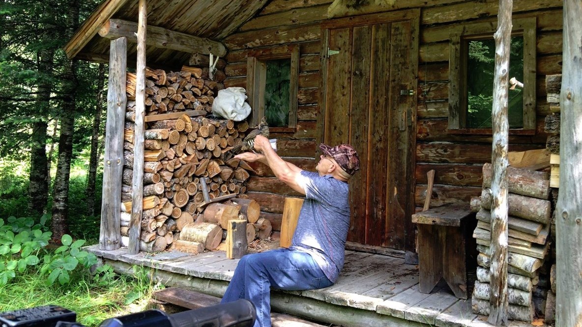 Normand DeLessard présente les images d'un lien d'amitié entre une perdrix et un Beauceron