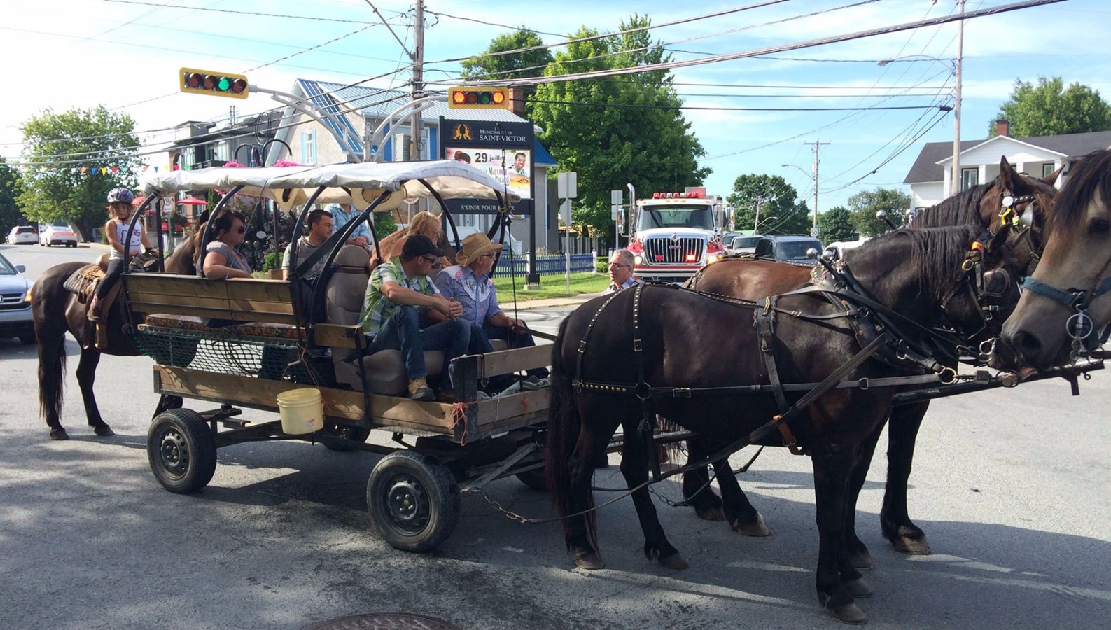 Normand DeLessard présente le départ de la randonnée du Festival western de Saint-Victor