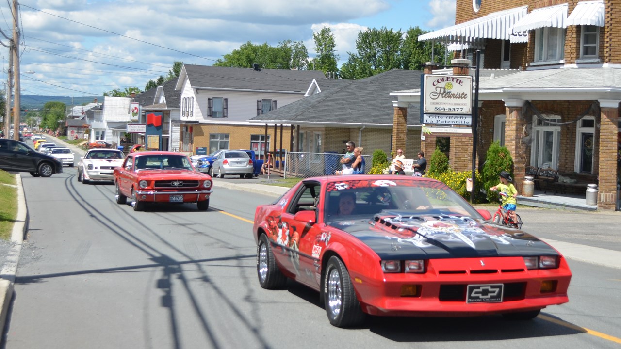 Environ 50 véhicules participent à la parade de voitures antiques de Nashville en Beauce
