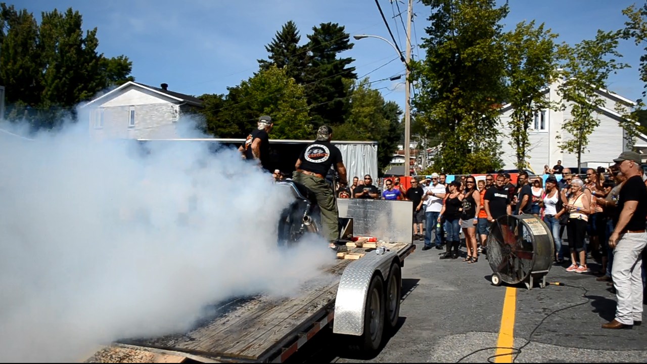 Quelques centaines de personnes se réunissent pour le premier « Jarrets noirs bike show »