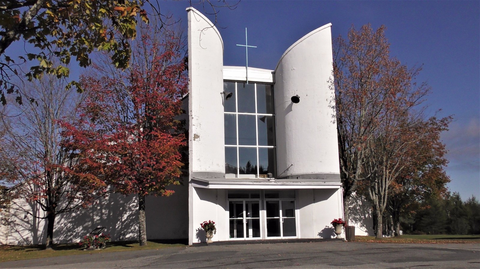 Normand DeLessard présente l'église de St-Louis-de-Gonzague.
