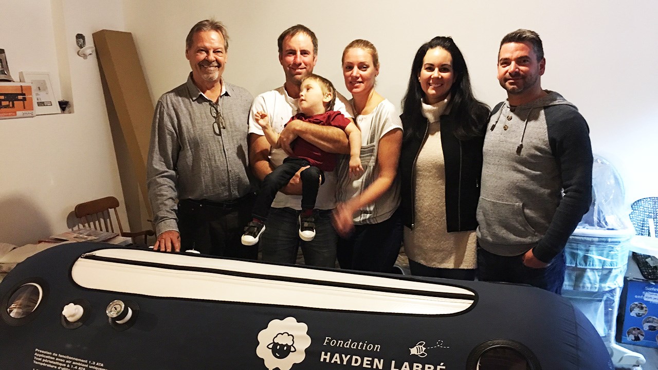 André Spénard rencontre la première famille à bénéficier de la chambre hyperbare