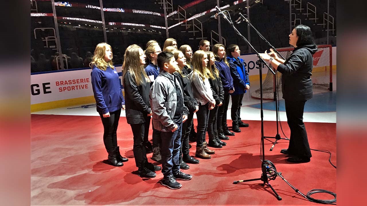 La chorale de l'EJM interprète l'hymne national pour les Remparts