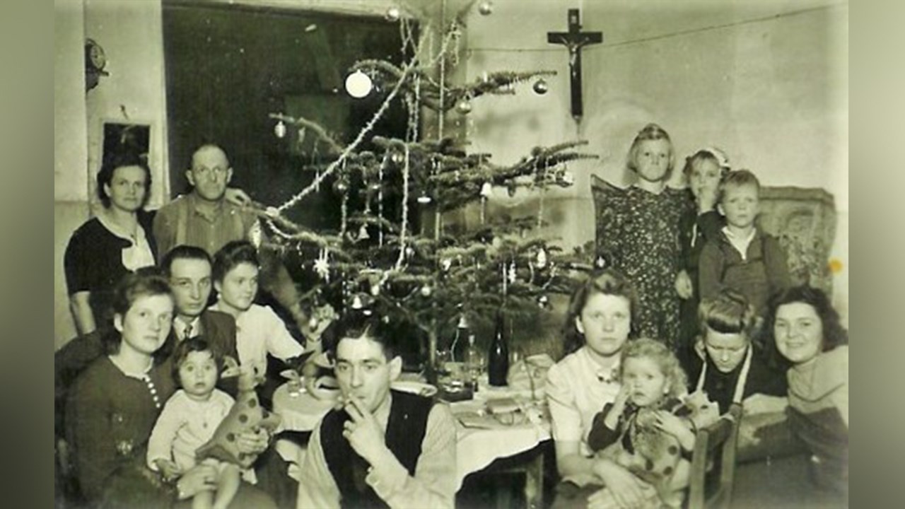 Normand DeLessard présente un repas des Fêtes en famille en 1960