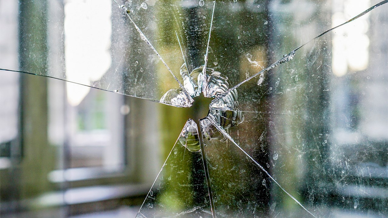 EN BREF | Une vitrine fracassée à La Guadeloupe par une carabine à plomb