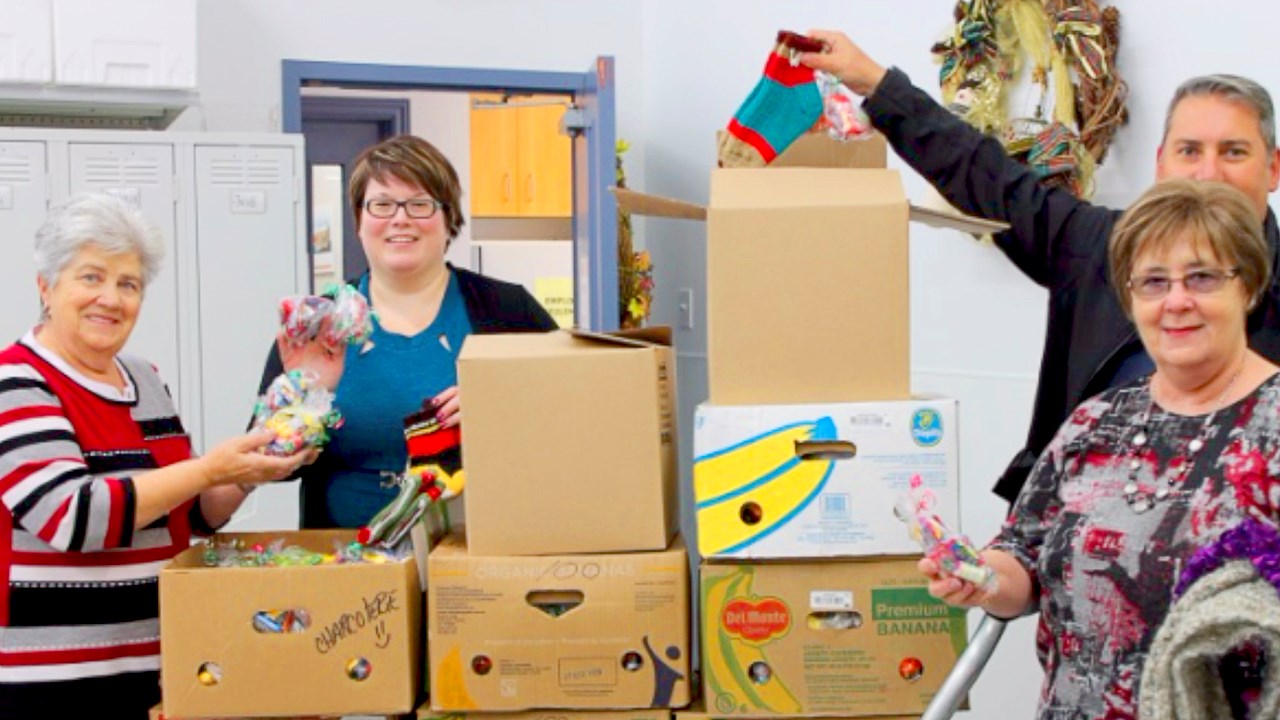 Des résident(e)s de l'Oiseau Bleu confectionnent 800 sacs de bonbons pour Moisson Beauce