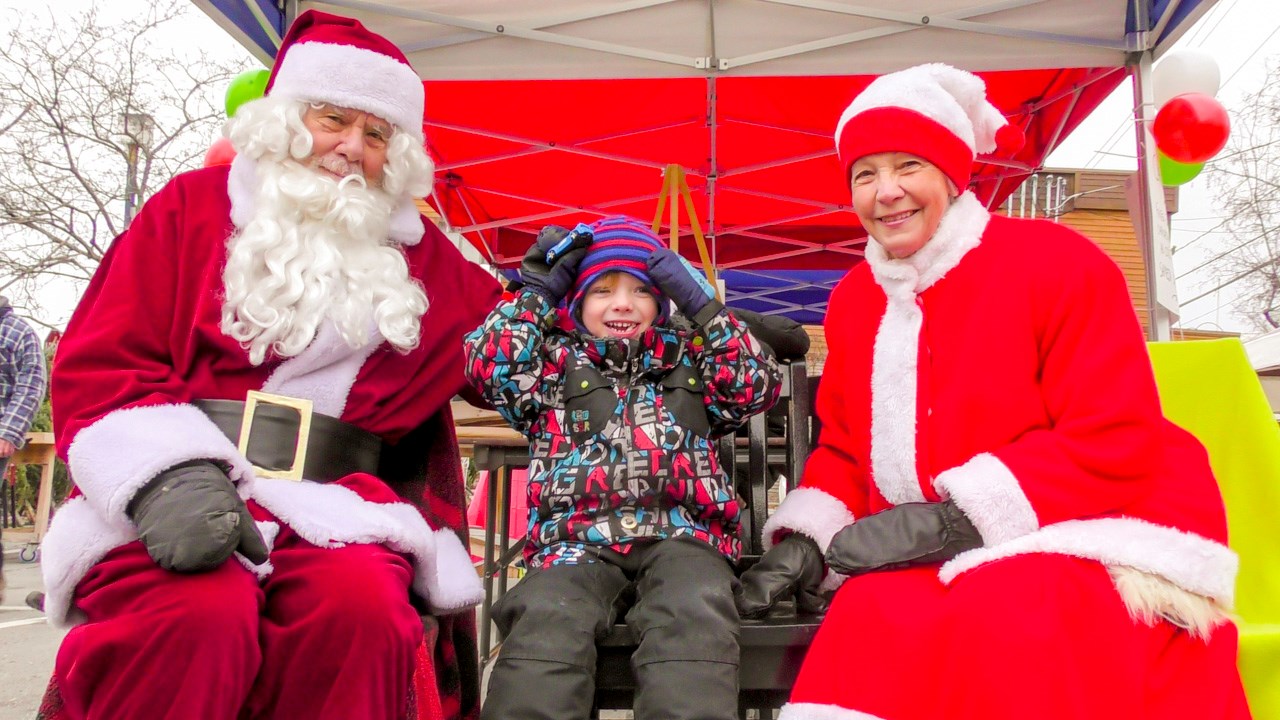 Normand DeLessard présente l'arrivée du père Noël au marché de Noël de St-Georges 