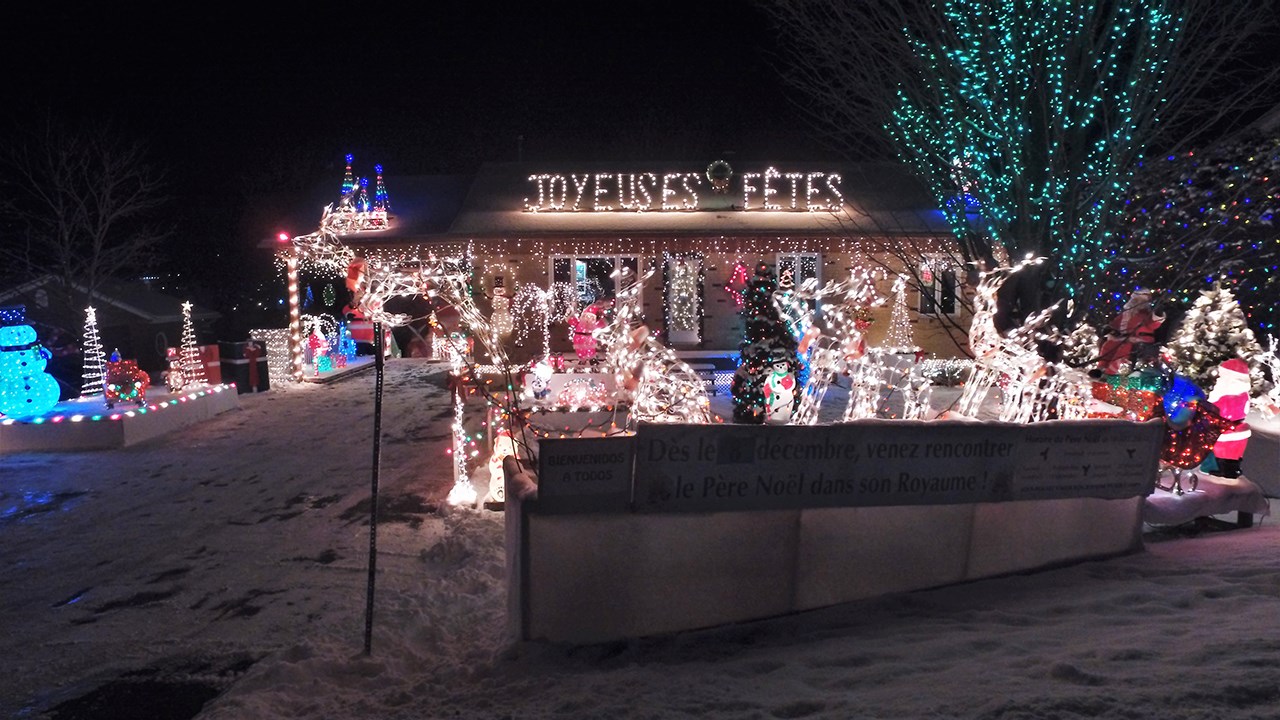Normand DeLessard présente les décorations de Noël de Jacques Philippeau à St-Georges