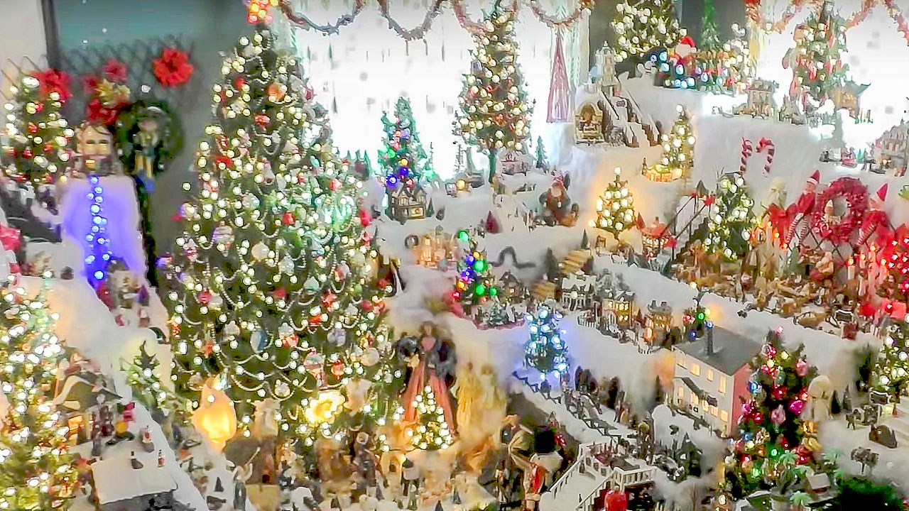 Normand DeLessard présente les décorations de Noël de Ghislaine Bureau à St-Victor