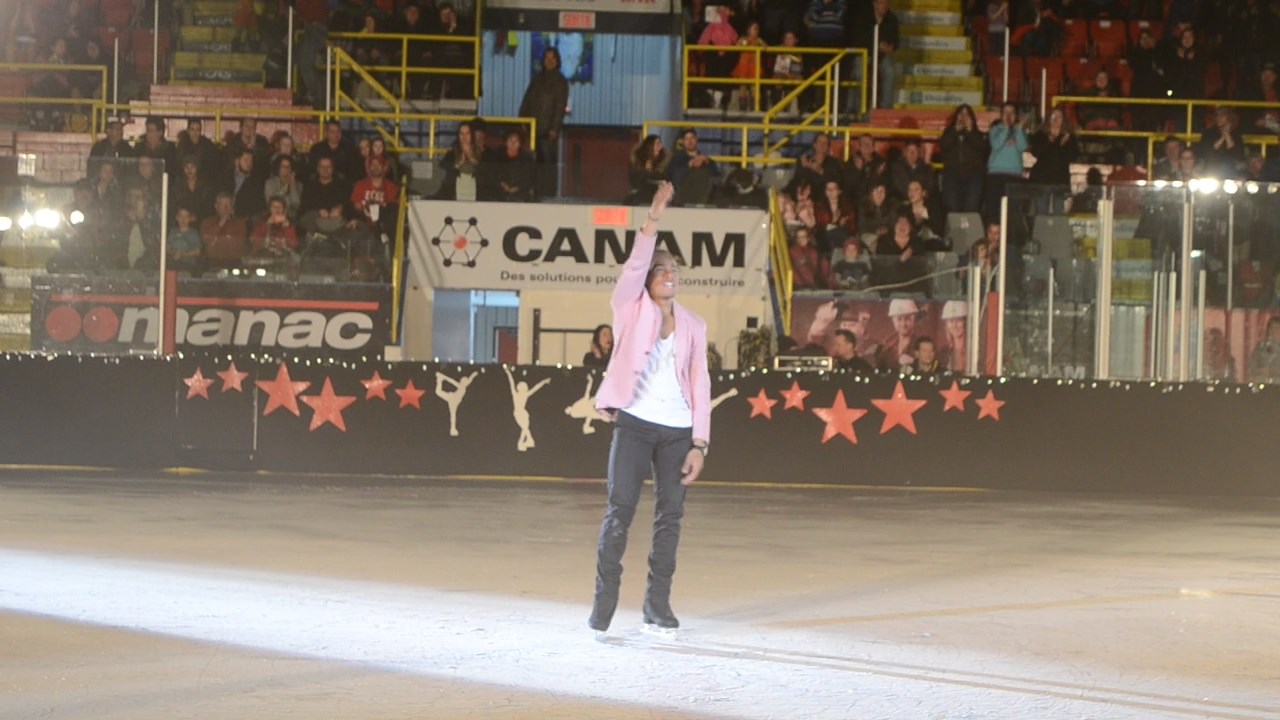 Les patineuses éblouissent la foule lors du spectacle du Club de patinage artistique de Saint-Georges