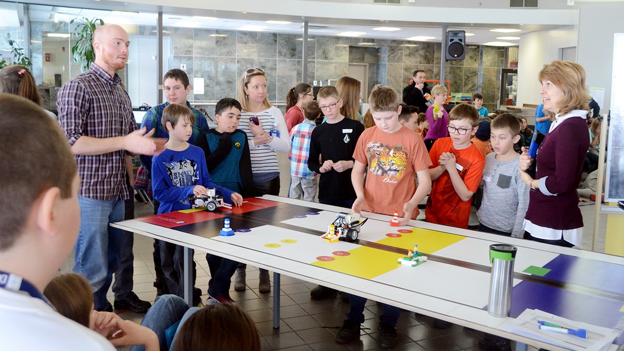 Environ 330 élèves de la CSBE se réunissent pour l'Amicale de robotique