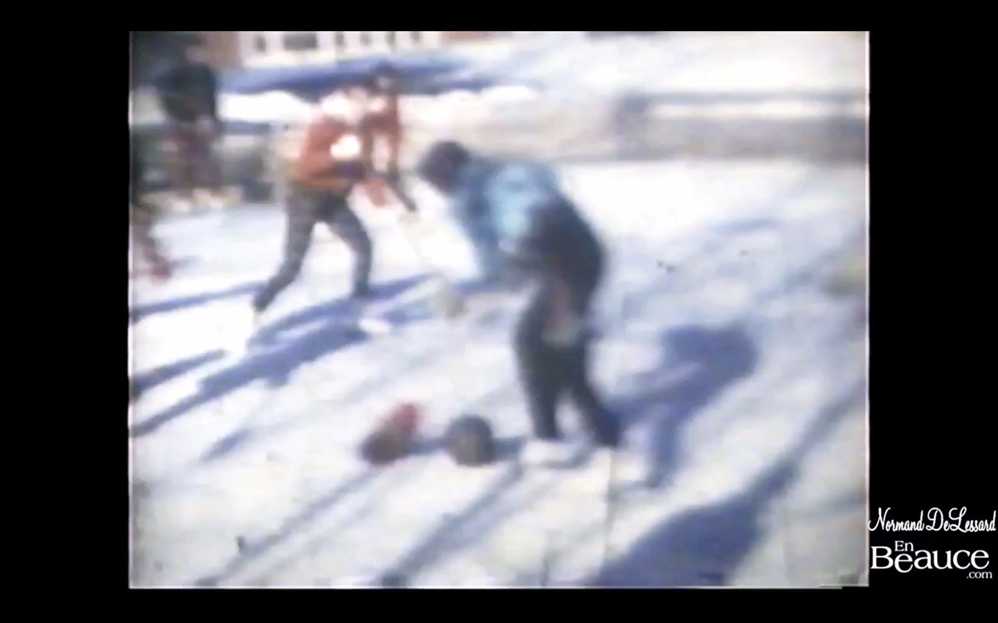 Normand DeLessard présente une partie de « ballon balais » en Beauce en 1955