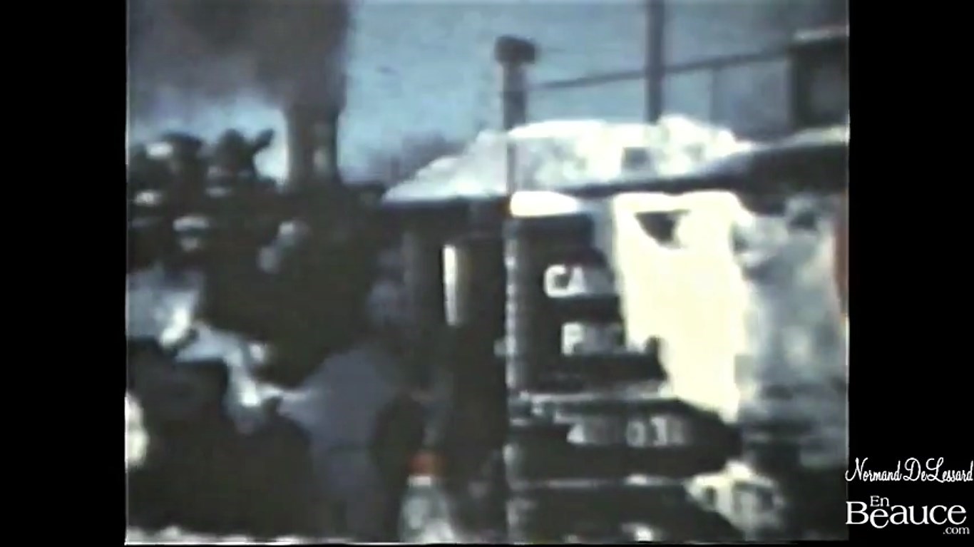 Normand DeLessard présente le train à la gare de La Guadeloupe dans les années 1950