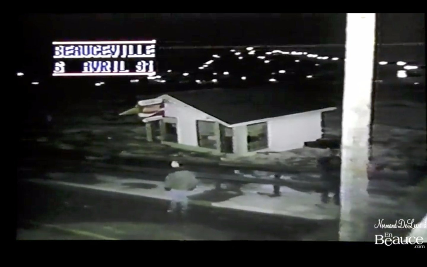 Normand DeLessard présente les images de la grande débâcle de la rivière Chaudière en 1991