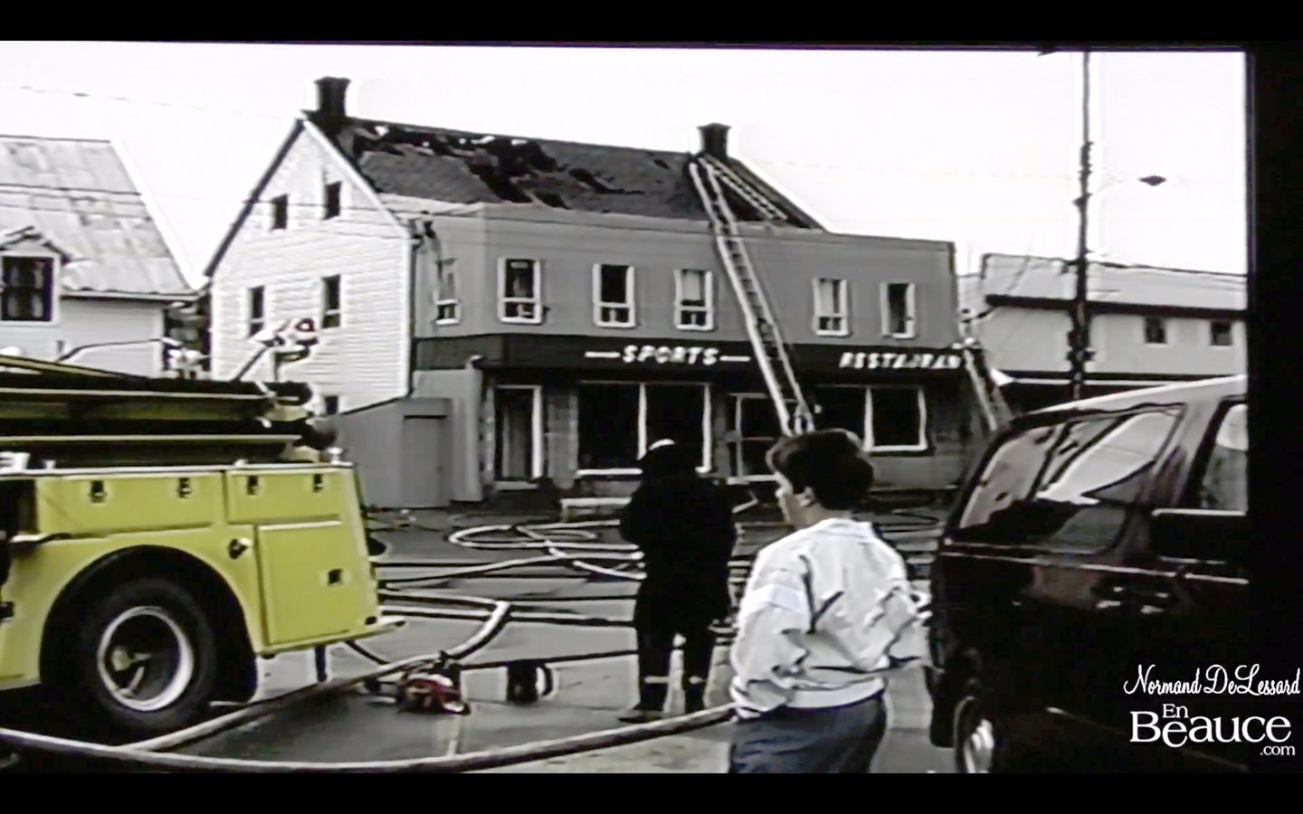 Normand DeLessard présente des images de l'incendie de Poulin & Frères en 1990