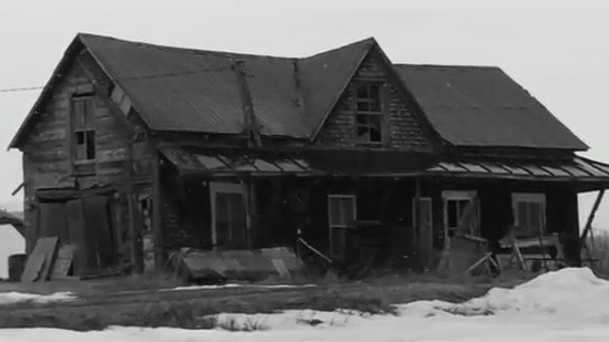 Normand DeLessard présente de vieilles granges et maisons délaissées par le temps