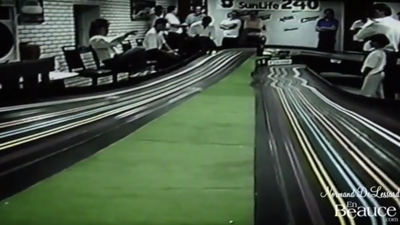 Normand DeLessard présente une piste de course électrique des années 1980