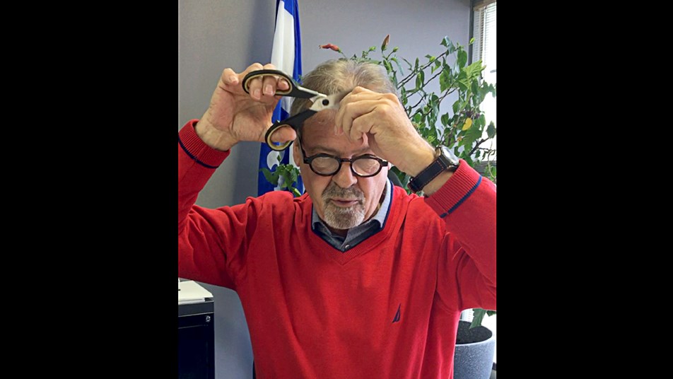 Le député de Beauce Nord André Spénard se coupe une mèche de cheveux pour Leucan