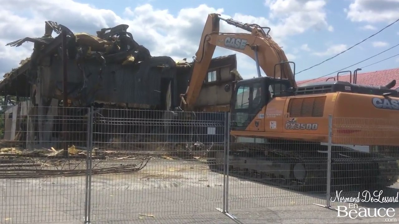 Normand DeLessard présente la démolition d'une bâtisse commerciale de Saint-Georges