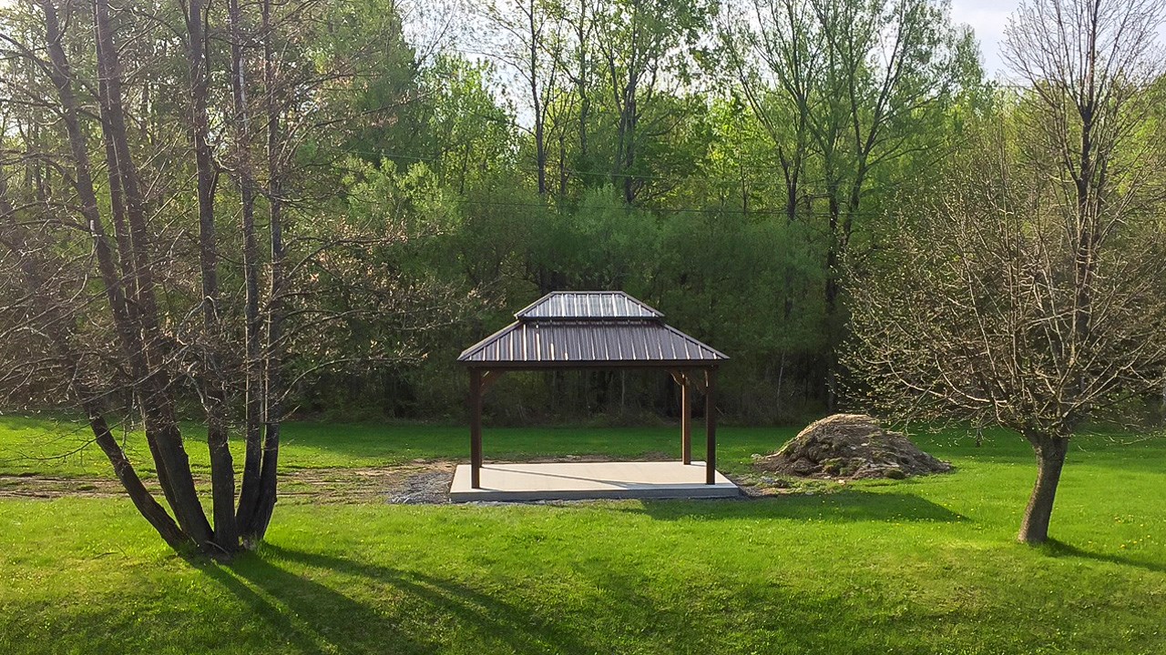 Le gazébo du parc à chiens de St-Georges a été posé jeudi dernier. Les travaux avancent bien. 