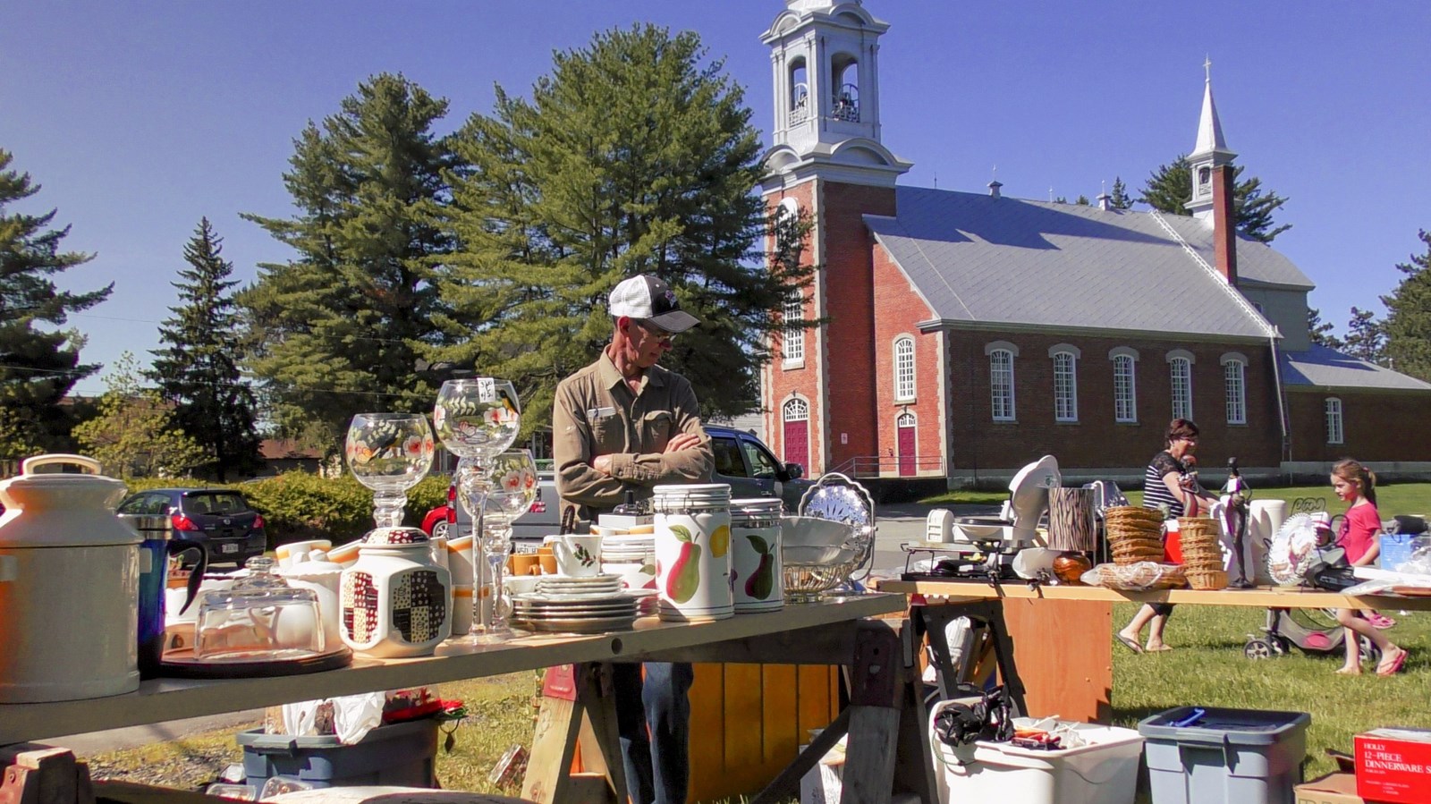 Normand DeLessard présente la vente de garage 2017 de Notre-Dame-des-Pins