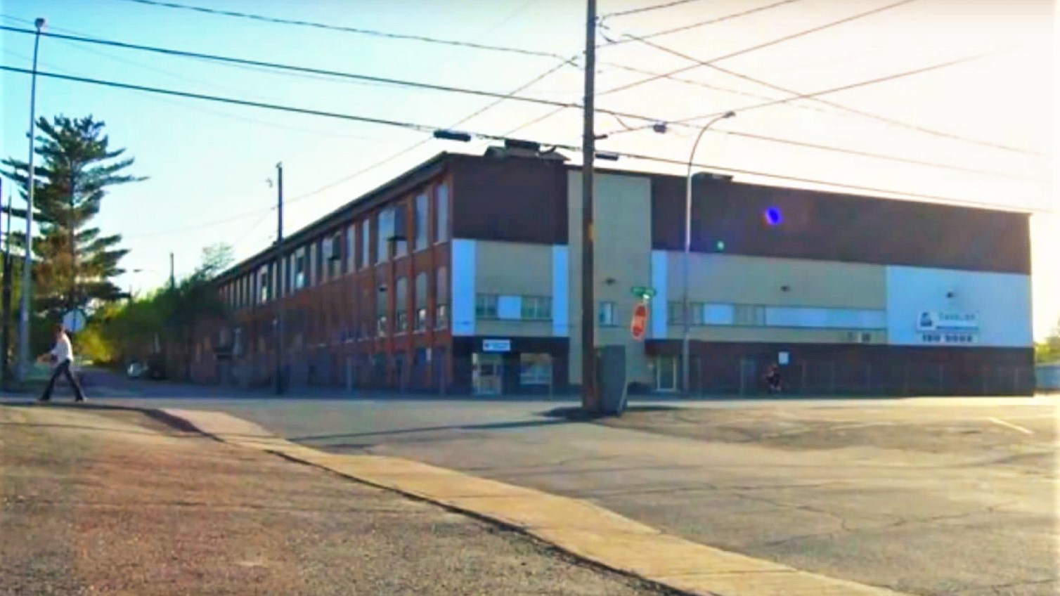 Normand DeLessard présente l'intérieur de Cavalier Textiles Dionne