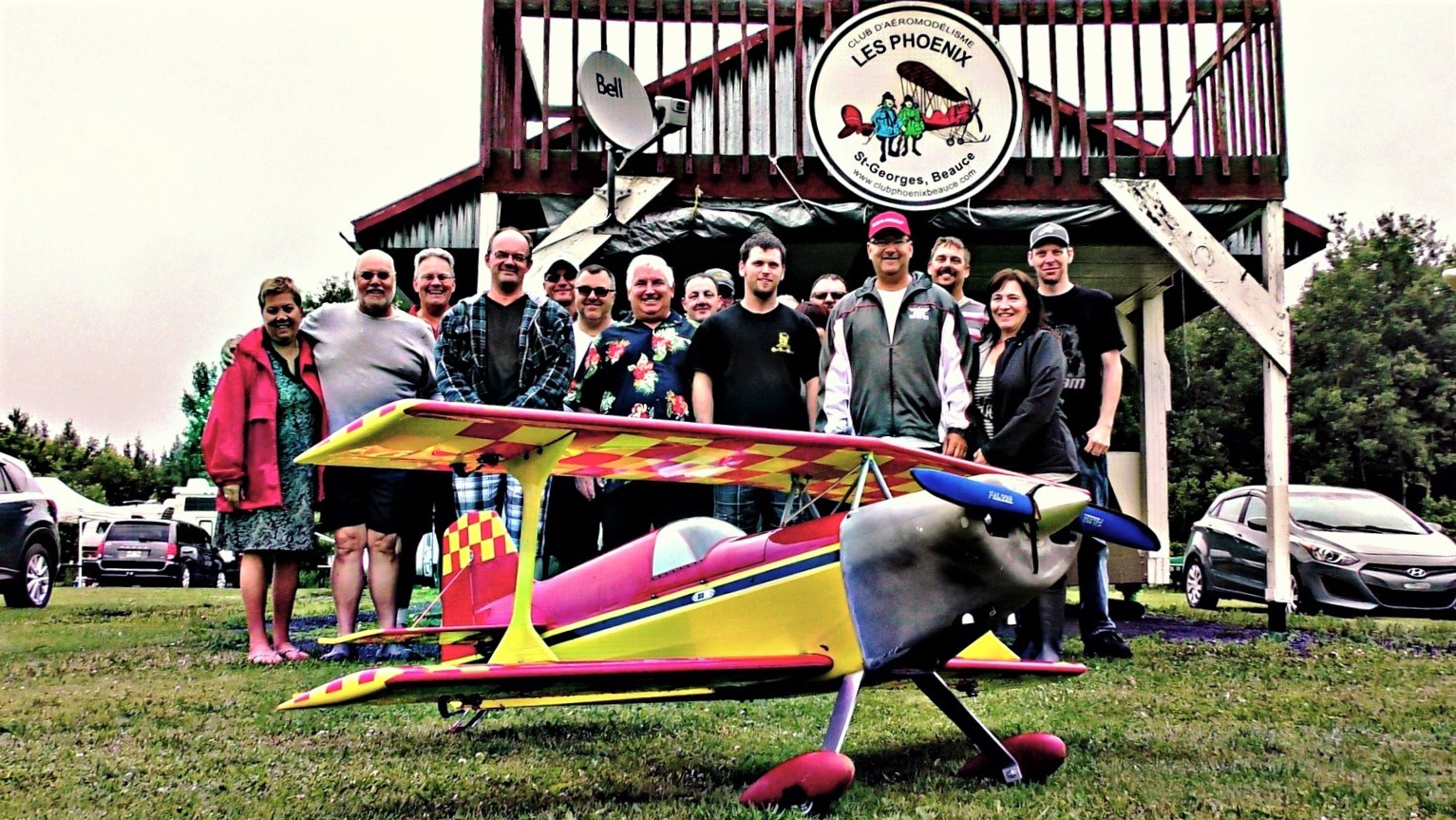 Normand DeLessard présente une compétition d'avions téléguidés à Saint-Georges