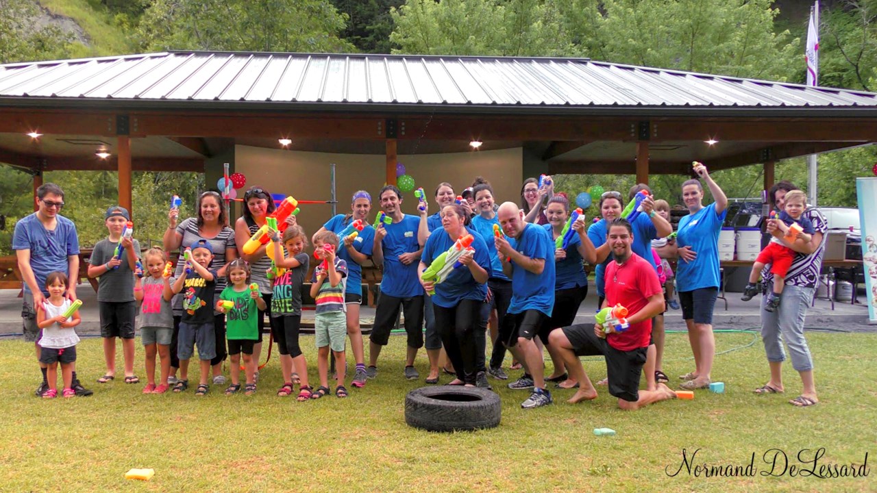 Normand DeLessard présente la bataille d'eau familiale organisée aux Sept-Chutes 