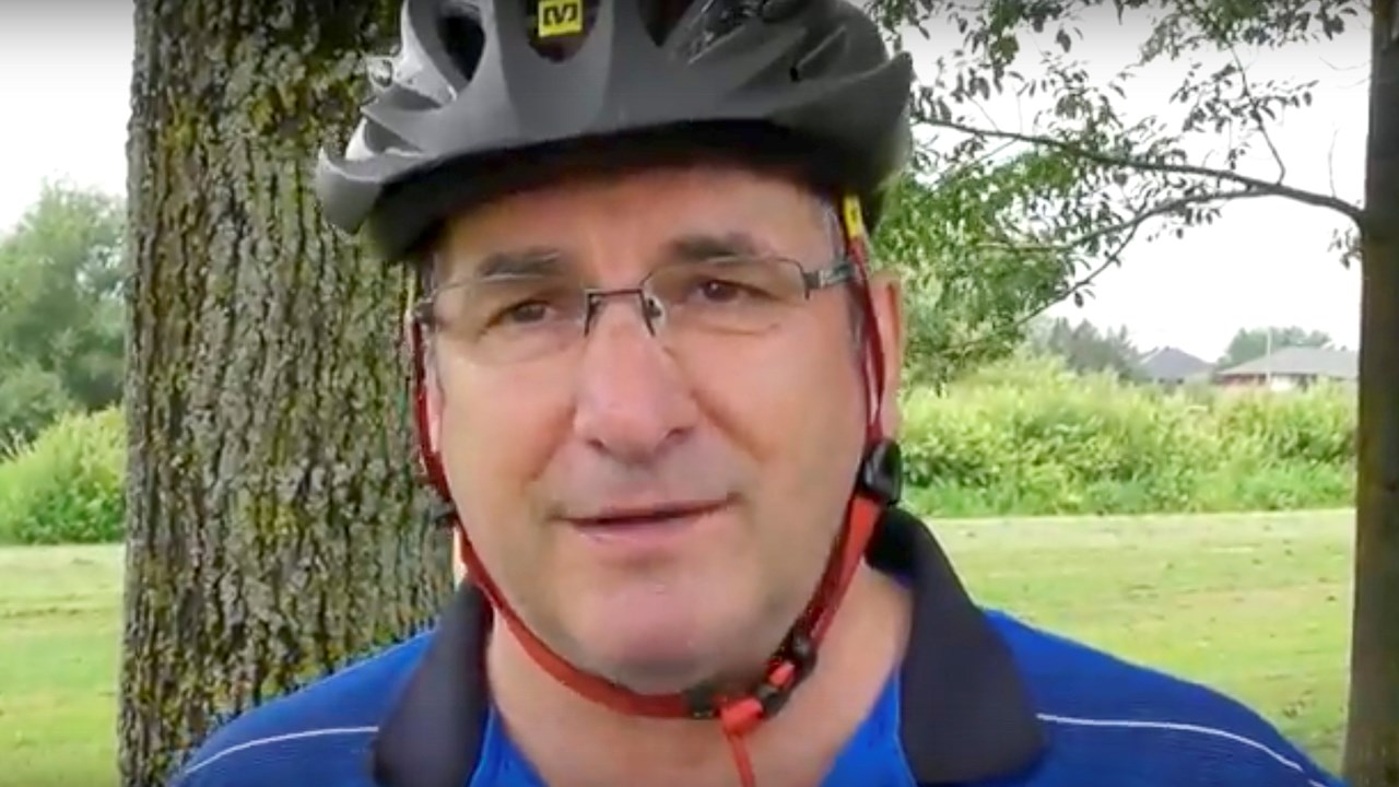Un ancien accidenté de cyclisme souhaite sensibiliser au port du casque