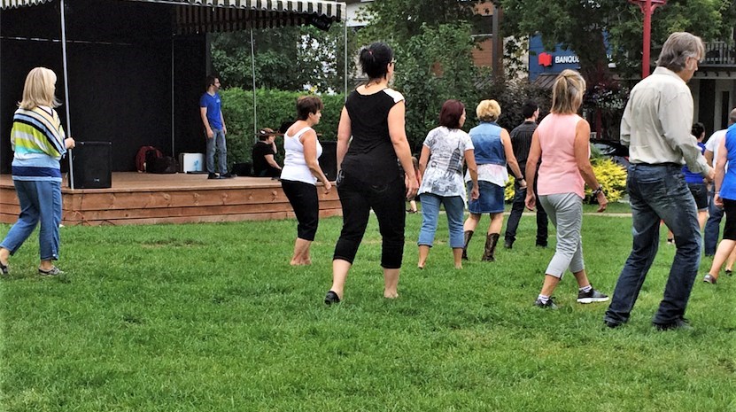 Des cours de danse country en plein air offerts à Sainte-Marie