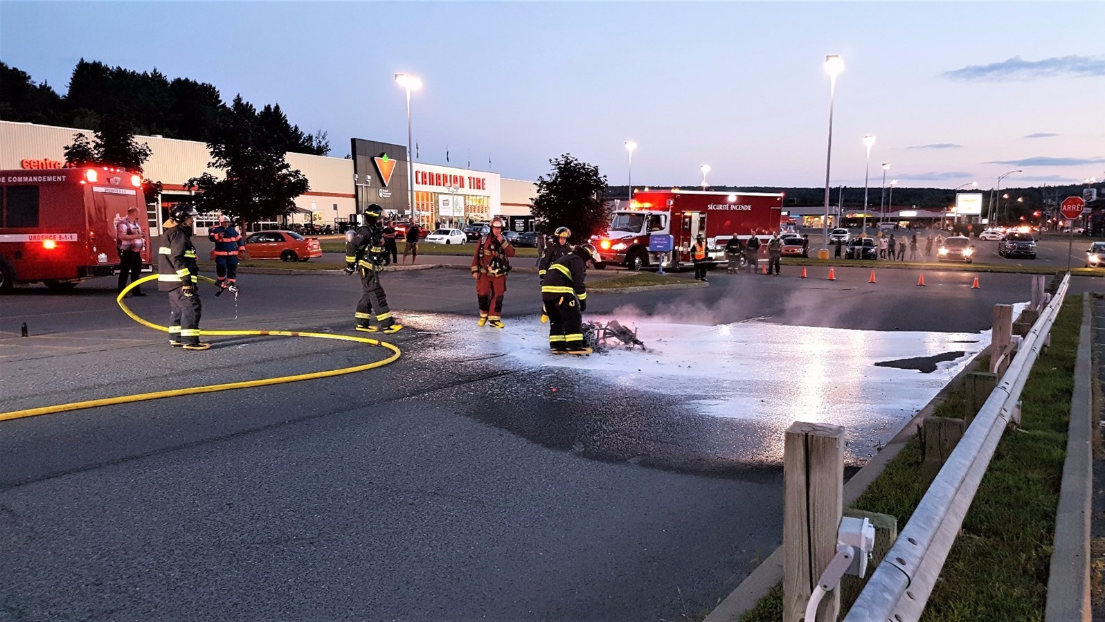 Un scooter prend feu dans le stationnement du Wal-Mart à St-Georges