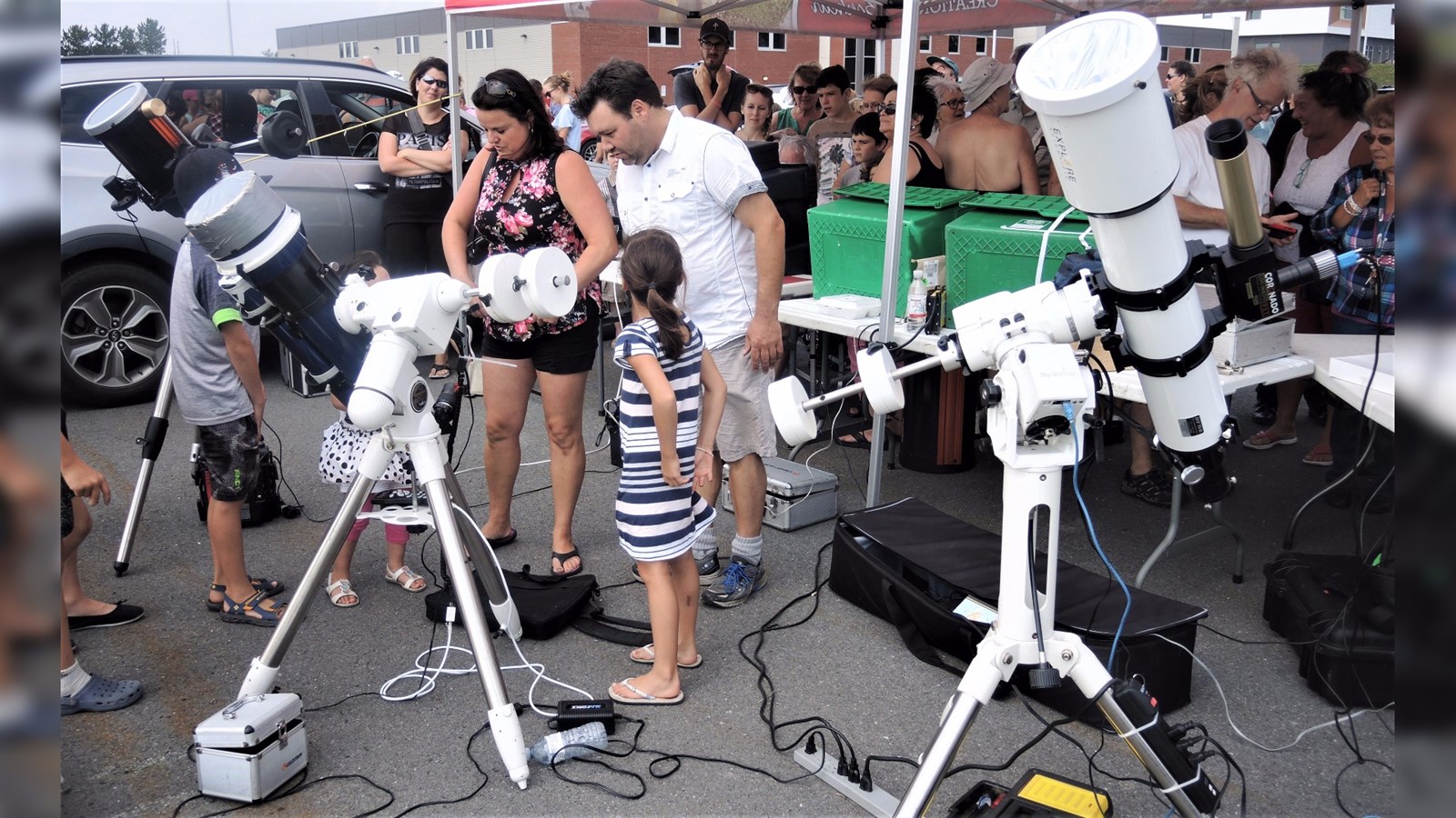 Plus de 300 personnes observent l'éclipse solaire à Saint-Georges