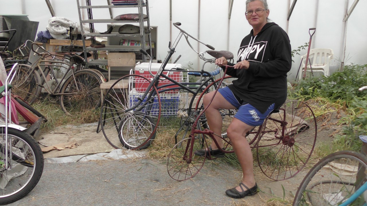 Normand DeLessard présente la collection de vélos antiques de Martin Cloutier