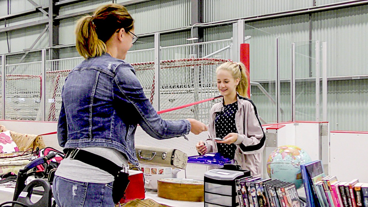 Normand DeLessard présente la vente de garage communautaire de Saint-Martin