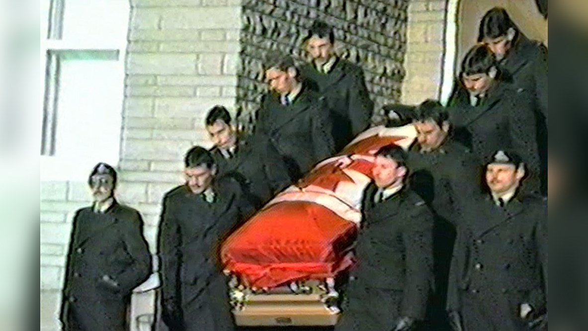 Normand DeLessard présente une funéraille militaire à Beauceville en 1985