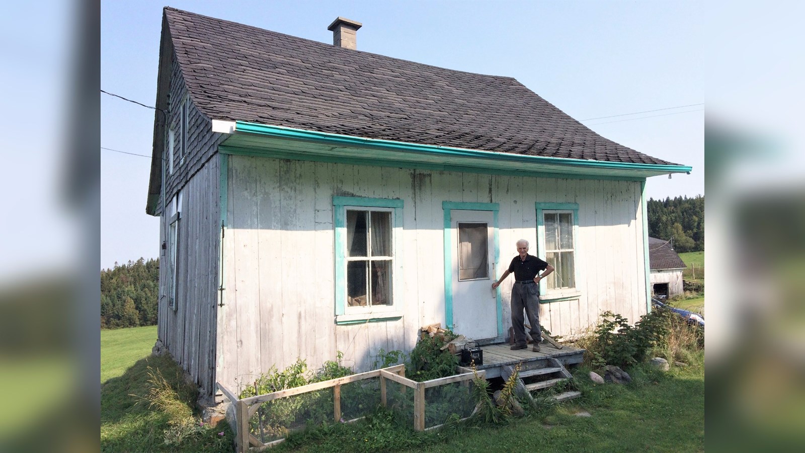 Normand DeLessard présente l'une des plus vieilles maisons de St-Elzéar