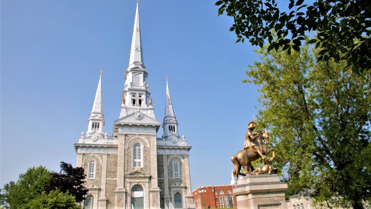 Normand DeLessard présente l'émission Le Jour du Seigneur à St-Georges en 1987