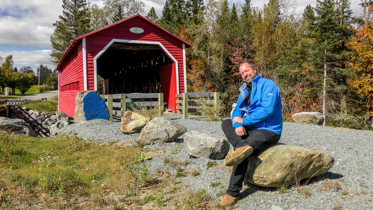 Normand DeLessard présente l'histoire du pont couvert Bolduc à Sainte-Clotilde
