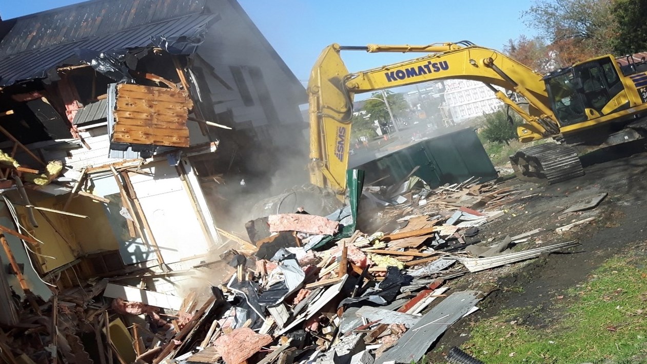 Normand DeLessard présente les démolitions des maisons de la 1ere Avenue 