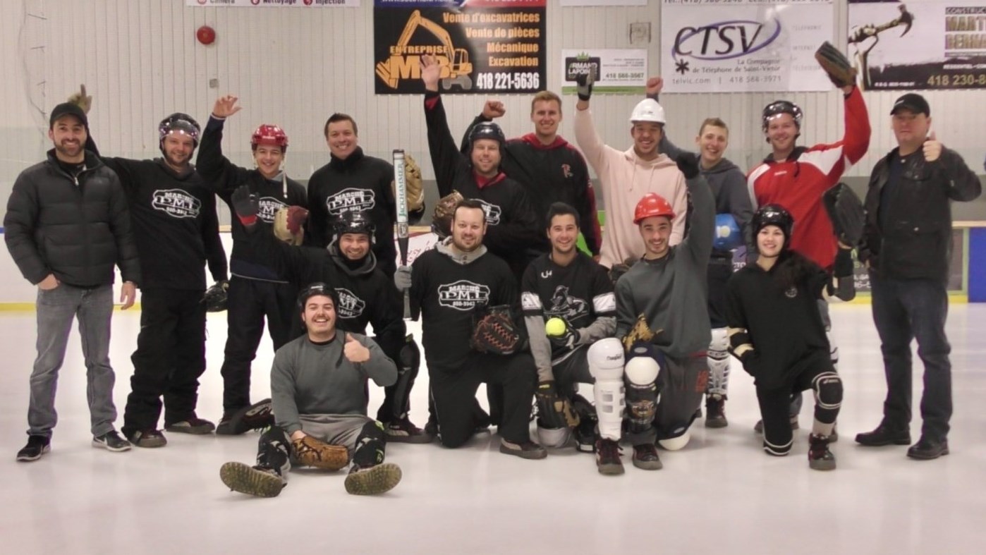 Normand DeLessard présente de la balle molle sur glace à Saint-Victor