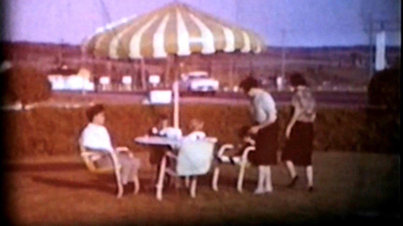 Normand DeLessard présente l'extérieur de l'Auberge Arnold en 1960