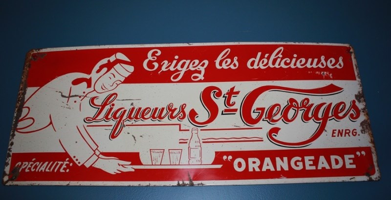 Normand DeLessard présenter d'anciens articles de liqueur St-Georges