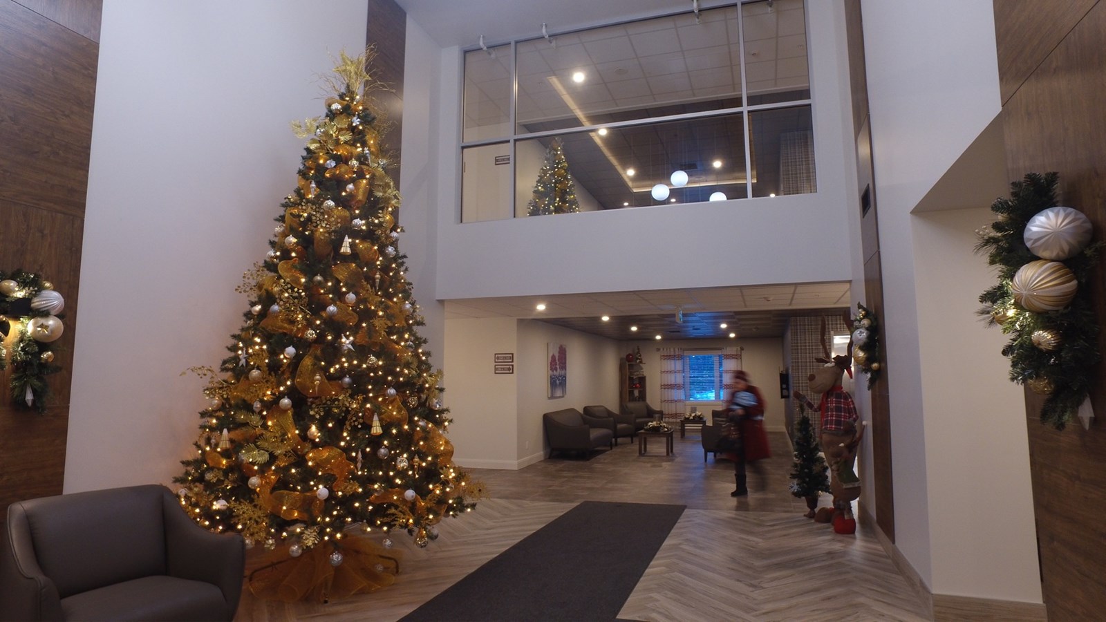 Normand DeLessard présente les décoration de Noël du Manoir du quartier