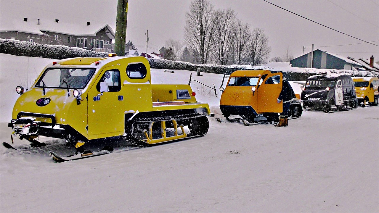 Normand DeLessard présente une parade de snowmobiles à Saint-Victor