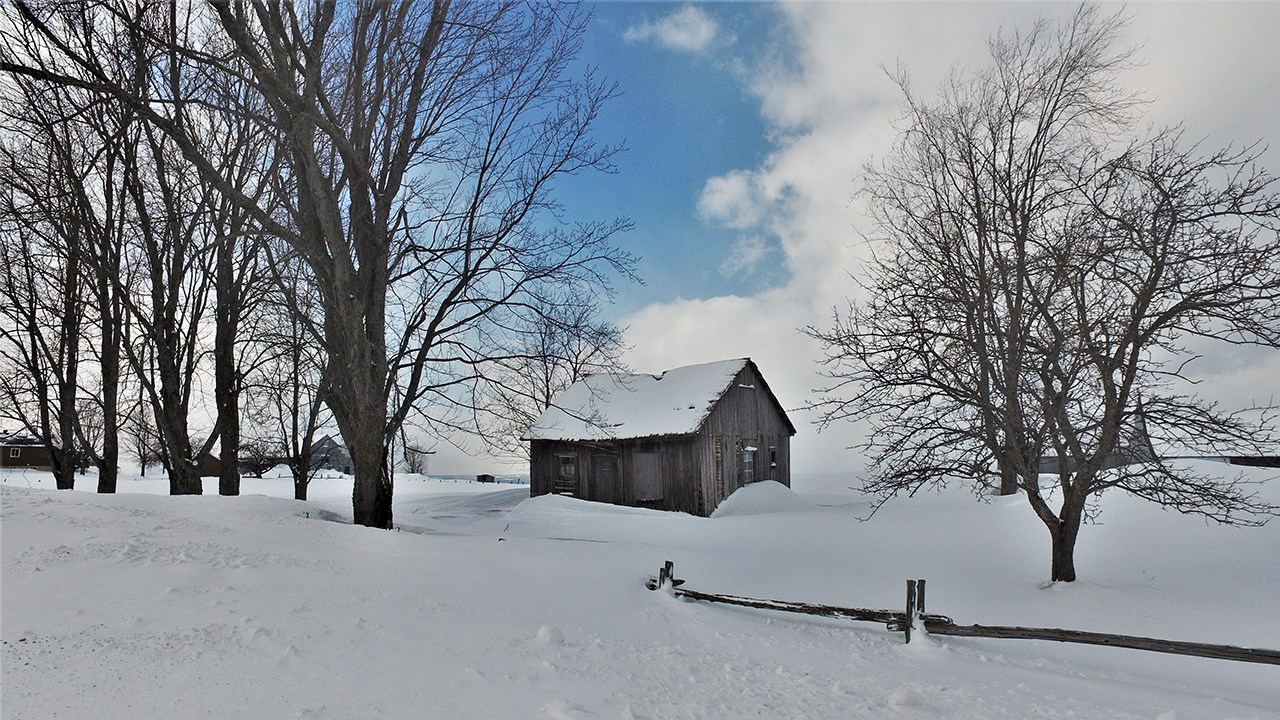 Normand DeLessard présente de vieilles maisons abandonnées sous la neige