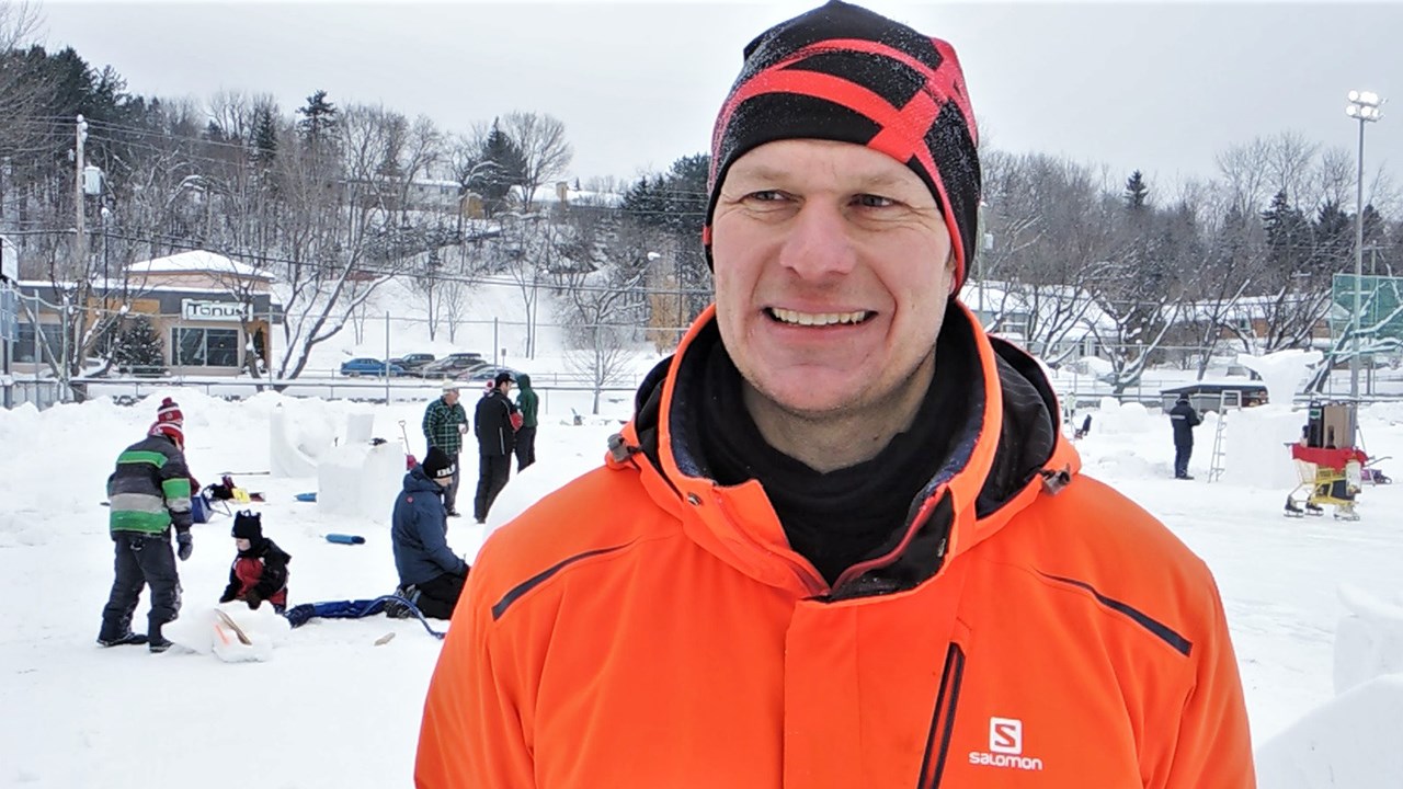 Sculpteur sur neige amateur depuis 13 ans, le Georgien Éric Blais aide les débutants